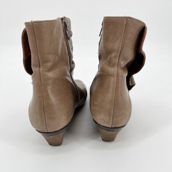 Eric Michael Soho Ankle Boot Womens EU 41 US 9.5 Brown Tan Leather Button Ruffle - Picture 3 of 10